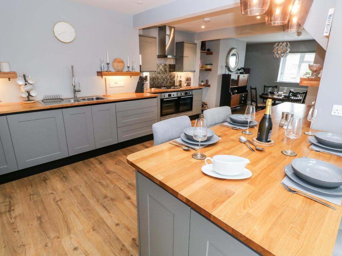 9 Pilgrims Way Villa Roch Екстериор снимка