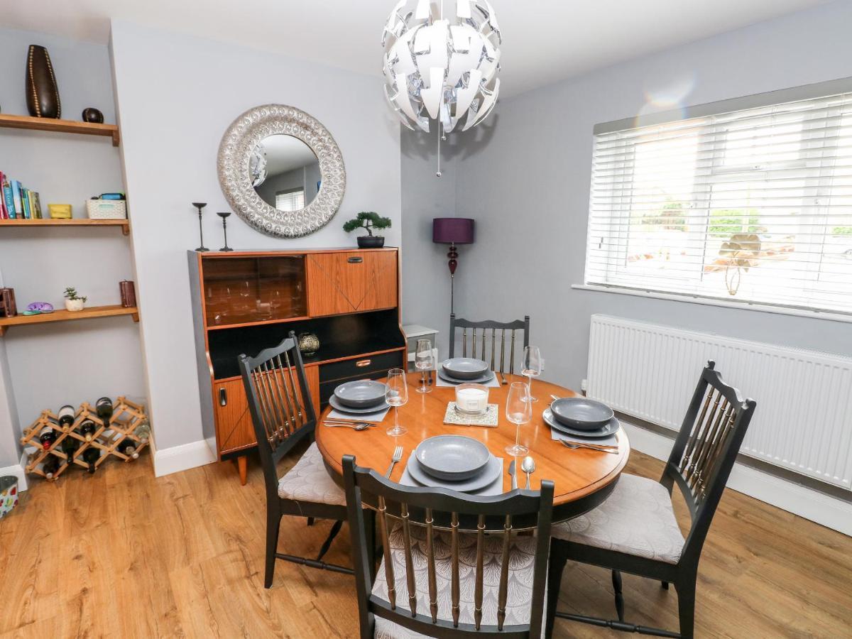 9 Pilgrims Way Villa Roch Екстериор снимка