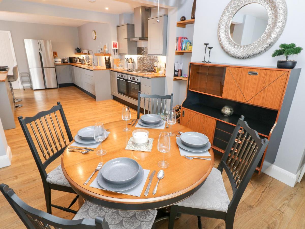 9 Pilgrims Way Villa Roch Екстериор снимка