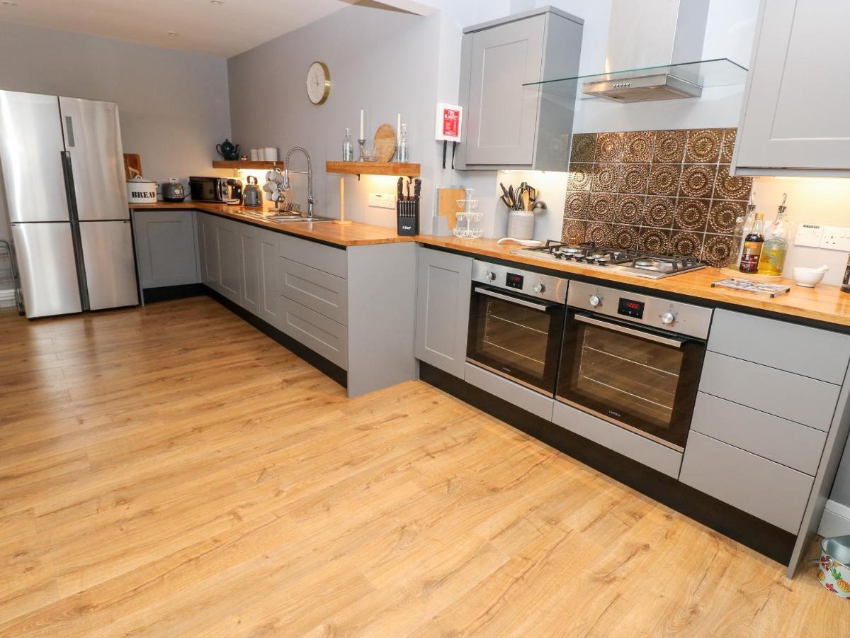 9 Pilgrims Way Villa Roch Екстериор снимка