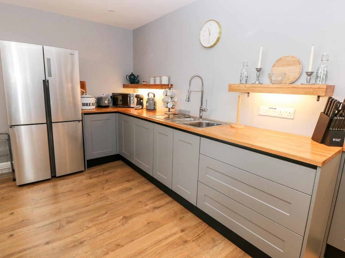 9 Pilgrims Way Villa Roch Екстериор снимка