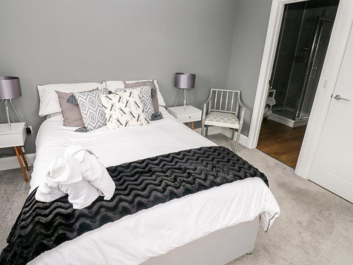 9 Pilgrims Way Villa Roch Екстериор снимка