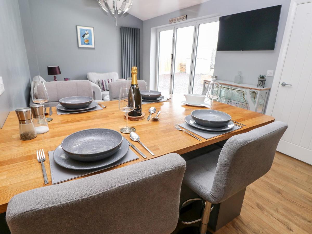9 Pilgrims Way Villa Roch Екстериор снимка