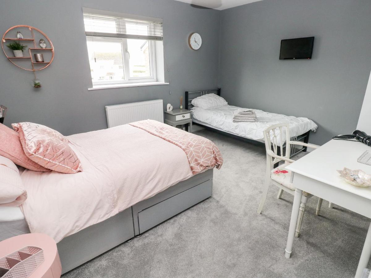 9 Pilgrims Way Villa Roch Екстериор снимка