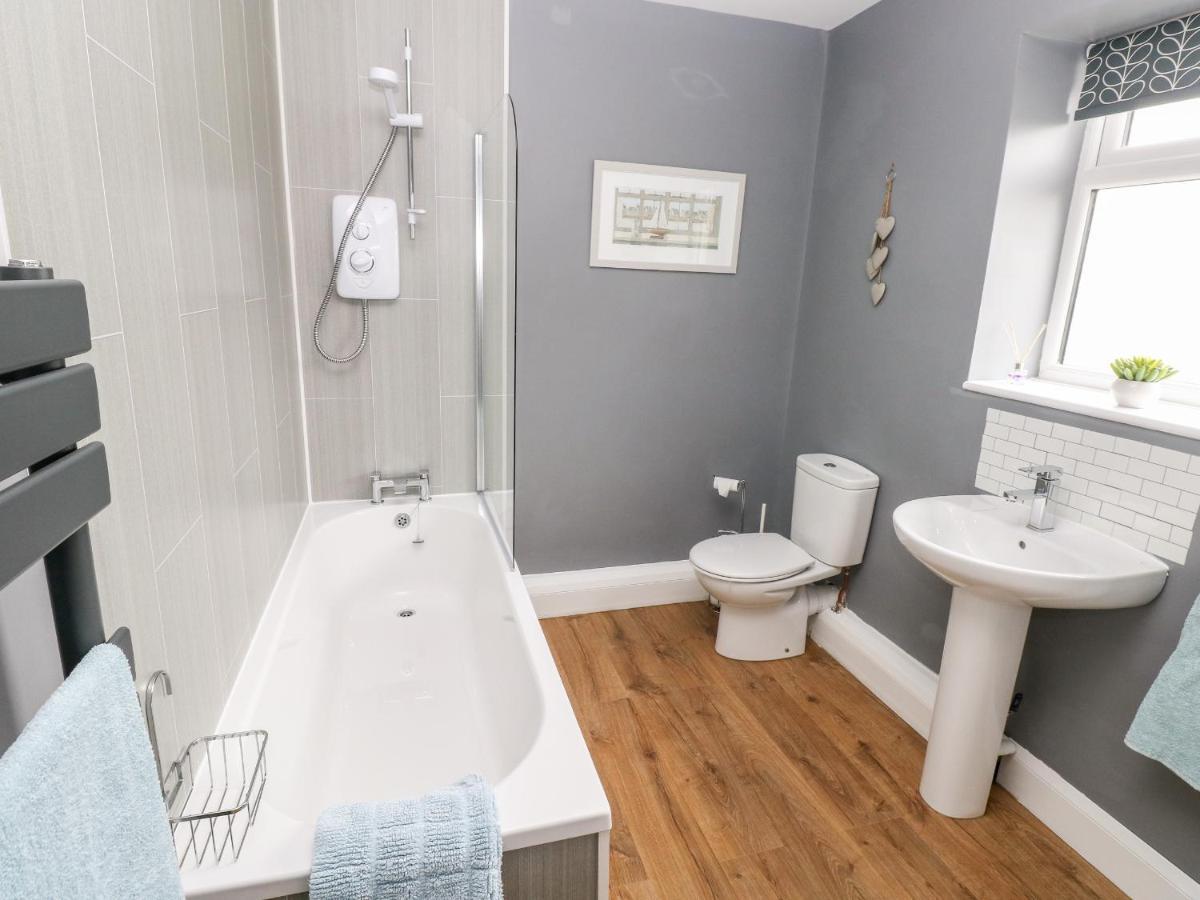 9 Pilgrims Way Villa Roch Екстериор снимка