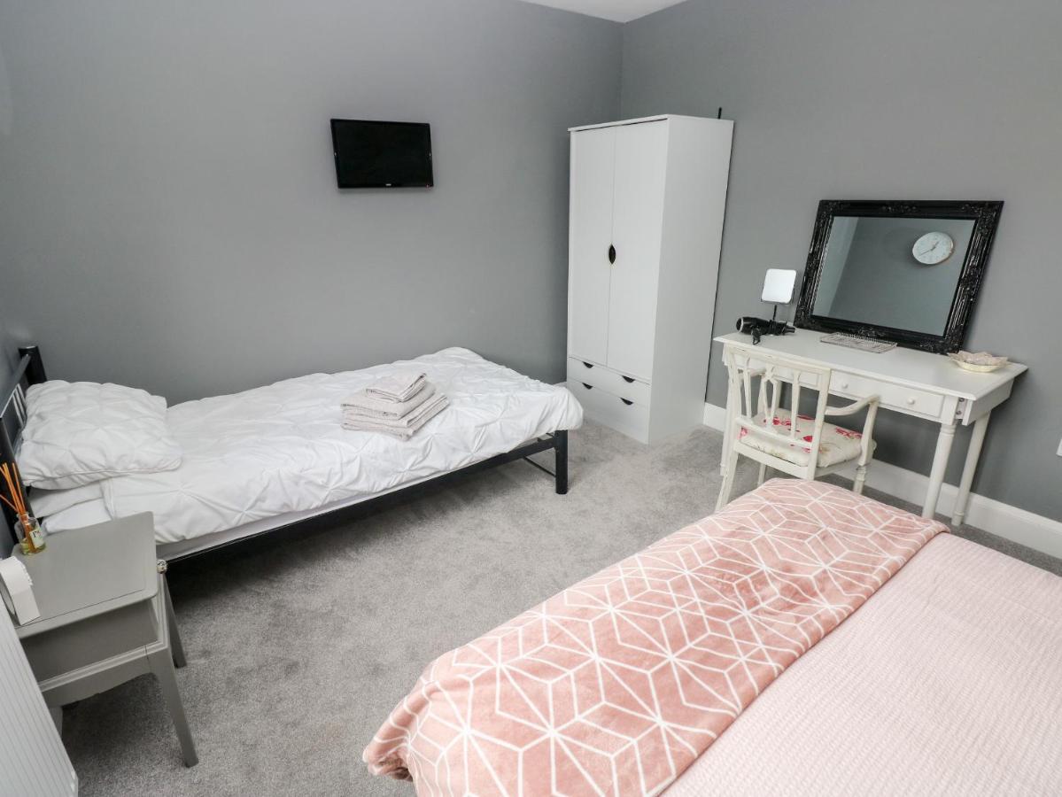 9 Pilgrims Way Villa Roch Екстериор снимка