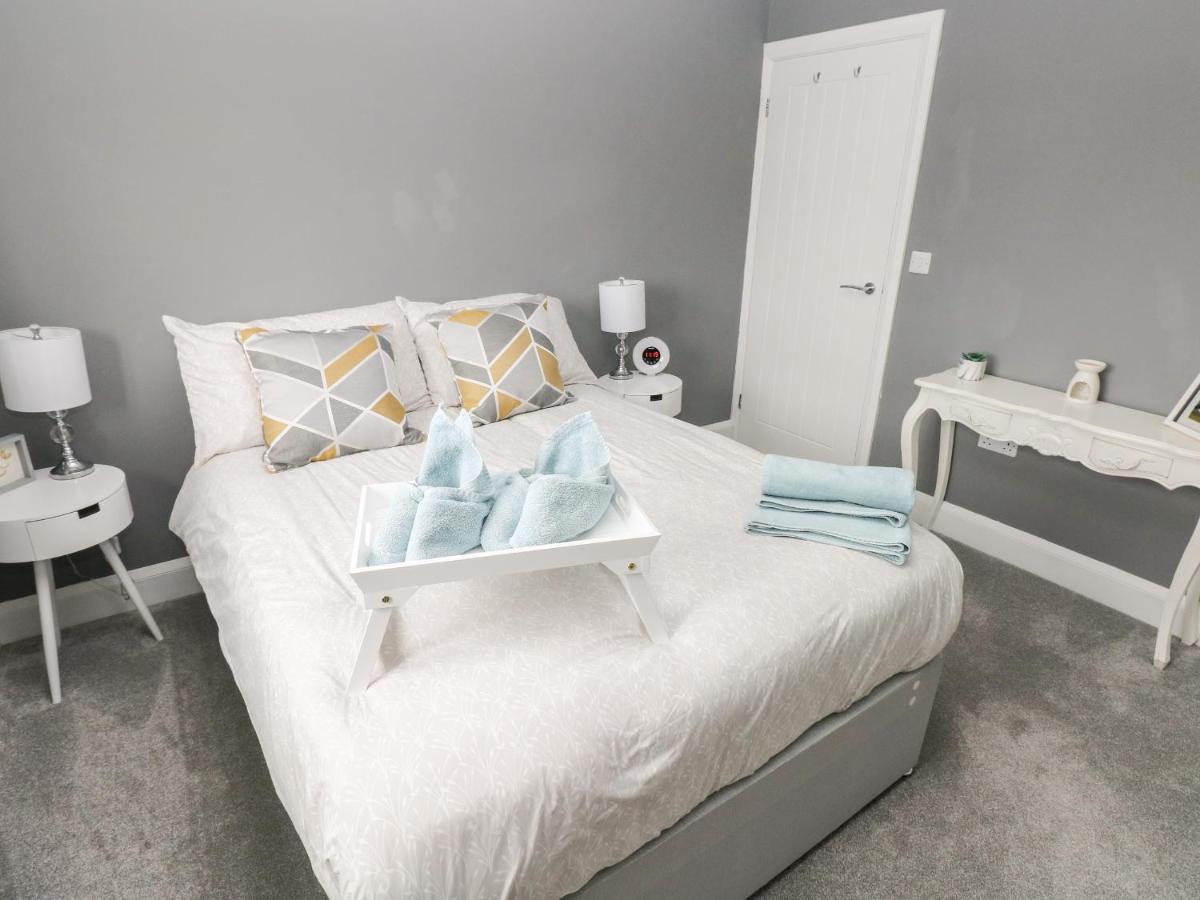 9 Pilgrims Way Villa Roch Екстериор снимка